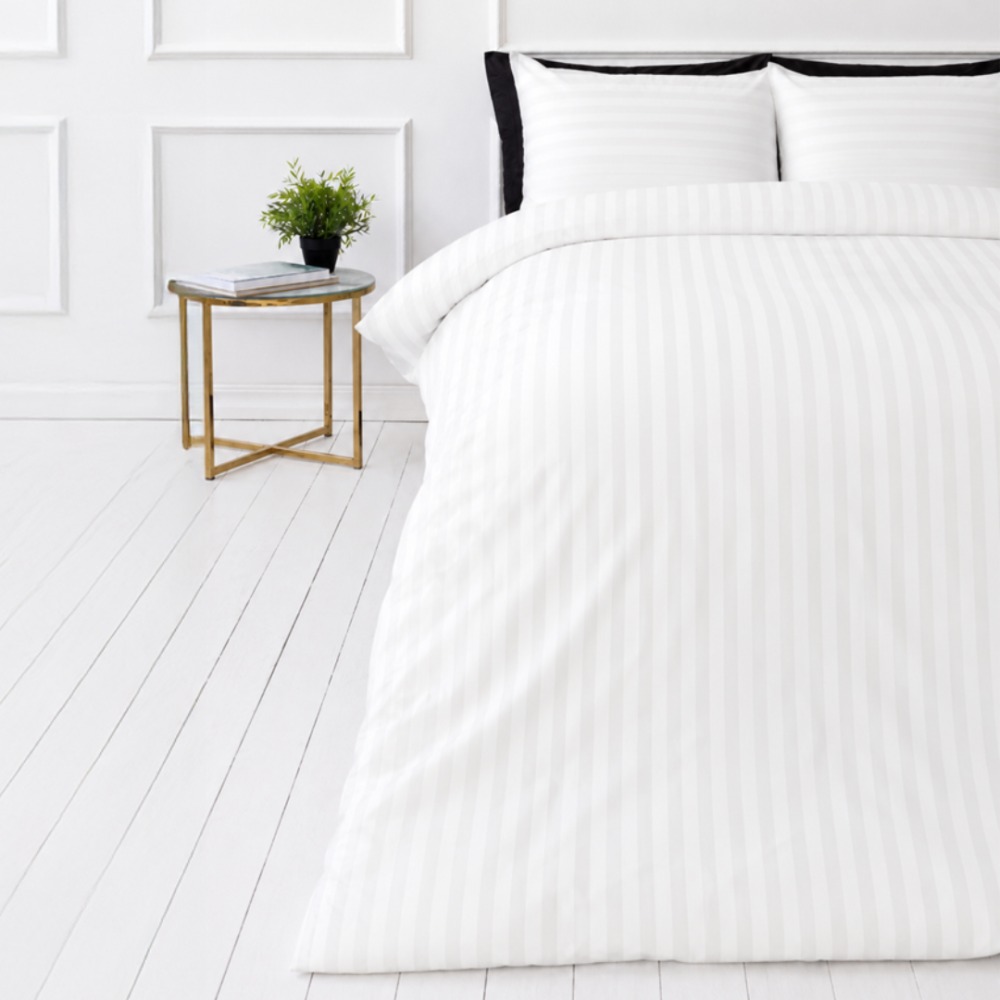 Premium satin bettwäsche set "White Stripe Sateen". Mako Satin Bettwäsche, 135/140x200 cm, 150x200 cm, 155/160x200 cm, 180x200 cm, 200x200 cm, 200x220 cm, 220x240 cm. Bettwäsche-set mit weißer basis und dezenten vertikalen streifen Premium satin bettwäsche set "White Stripe Sateen". Mako Satin Bettwäsche, 135/140x200 cm, 150x200 cm, 155/160x200 cm, 180x200 cm, 200x200 cm, 200x220 cm, 220x240 cm. Bettwäsche-set mit weißer basis und dezenten vertikalen streifen