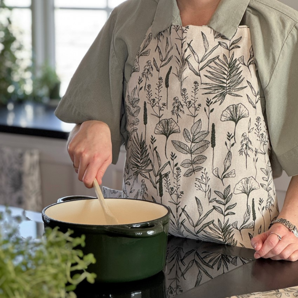 Schürze "Ralph apron". Küchenschürzen. Kochschürze mit feinen graugrünen blatt- und pflanzenmotiven