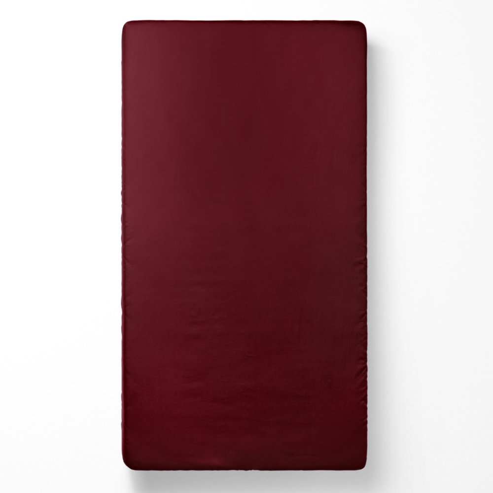 Satin Bettlaken „Maroon“. Bettlaken, 150x220 cm, 200x220 cm, 220x260 cm. Luxuriöses dunkelrotes bettlaken, das das interieur ihres schlafzimmers bereichert.