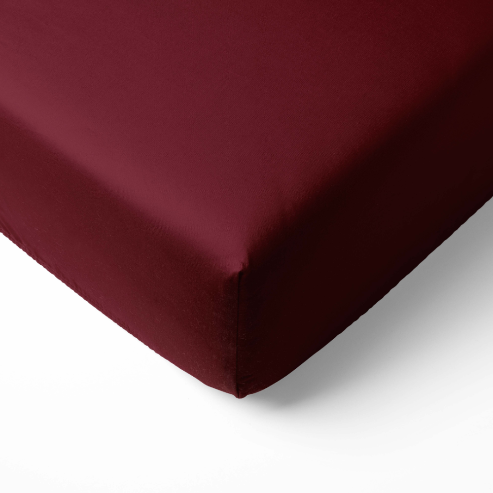 Satin Bettlaken „Maroon“. Bettlaken, 150x220 cm, 200x220 cm, 220x260 cm. Dunkelrotes bettlaken, das komfort und eine stilvolle atmosphäre im schlafzimmer bietet.