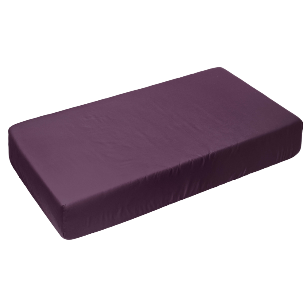 Satin Bettlaken „Plum glow“. Bettlaken, 150x220 cm, 200x220 cm, 220x260 cm. Bettlaken in pflaumenfarbe, das ihrer schlafzimmerdekoration eine mutige, luxuriöse note verleiht.