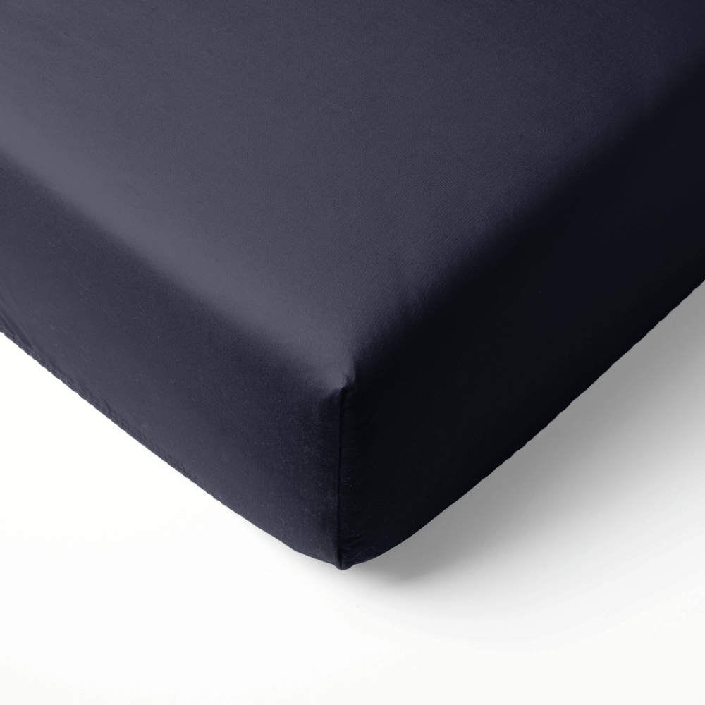Satin Spannbettlaken „Dark Grey Sateen“. Spannbettlaken 160x200, 90x200 cm, 135/140x200 cm, 160x200 cm, 180x200 cm. Spannleintuch in graphitgrau mit einem feinen blaustich. Satin Spannbettlaken „Dark Grey Sateen“. Spannbettlaken 160x200, 90x200 cm, 135/140x200 cm, 160x200 cm, 180x200 cm. Spannleintuch in graphitgrau mit einem feinen blaustich.
