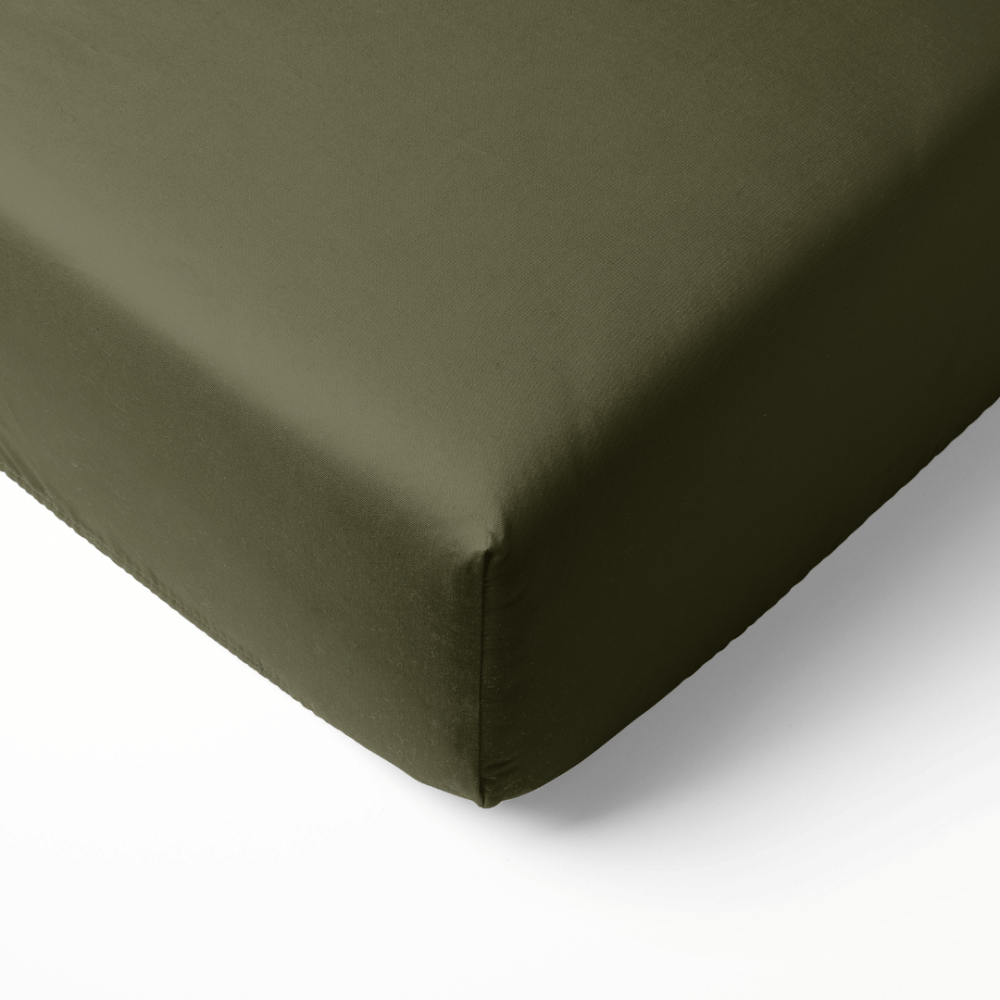 Satin Spannbettlaken „Moss Green Sateen“. Spannbettlaken 160x200, 90x200 cm, 135/140x200 cm, 160x200 cm, 180x200 cm. Spannleintuch in einem dezenten khakigrünton. Satin Spannbettlaken „Moss Green Sateen“. Spannbettlaken 160x200, 90x200 cm, 135/140x200 cm, 160x200 cm, 180x200 cm. Spannleintuch in einem dezenten khakigrünton.