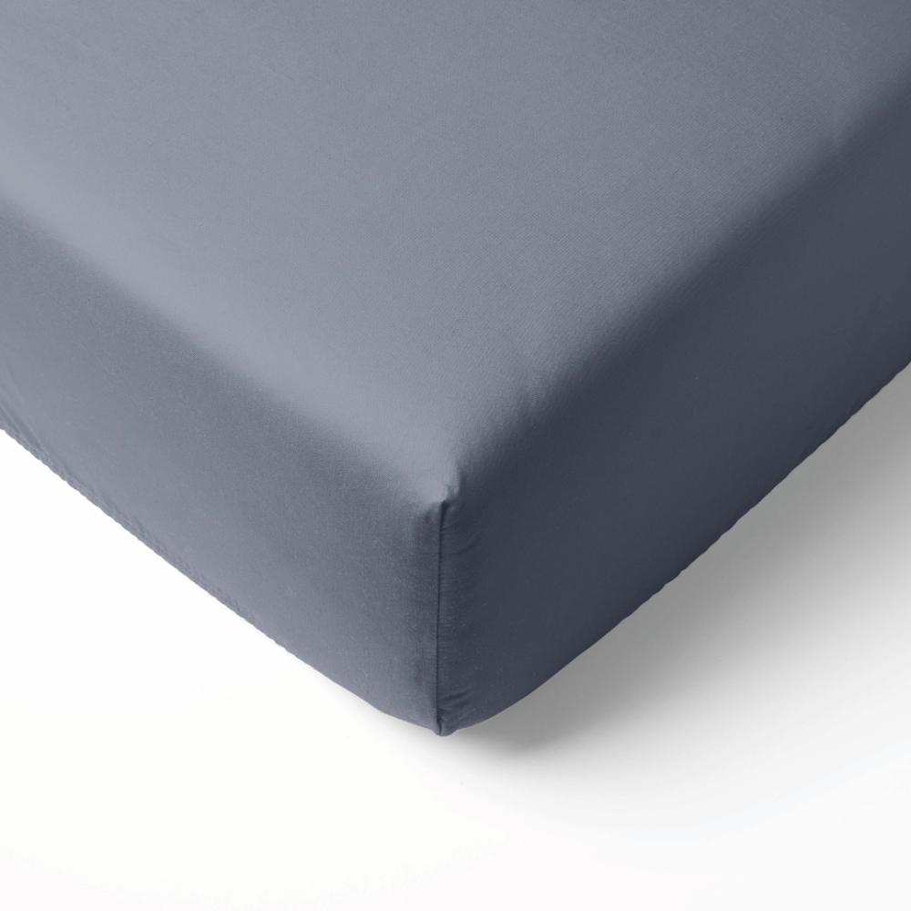 Satin Spannbettlaken „Tradewinds Sateen“. Spannbettlaken 160x200, 90x200 cm, 135/140x200 cm, 160x200 cm, 180x200 cm. Spannleintuch in dezentem blau mit einem sanften graustich. Satin Spannbettlaken „Tradewinds Sateen“. Spannbettlaken 160x200, 90x200 cm, 135/140x200 cm, 160x200 cm, 180x200 cm. Spannleintuch in dezentem blau mit einem sanften graustich.