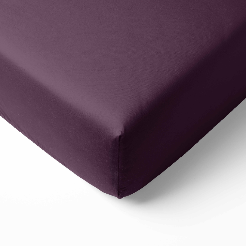 Satin Spannbettlaken „Plum glow“. Spannbettlaken 90x200, 90x200 cm, 135/140x200 cm, 155/160x200 cm, 180x200 cm. Luxuriöses pflaumenfarbenes spannbetttuch, das einen sicheren und weichen sitz für eine erholsame nachtruhe gewährleistet.