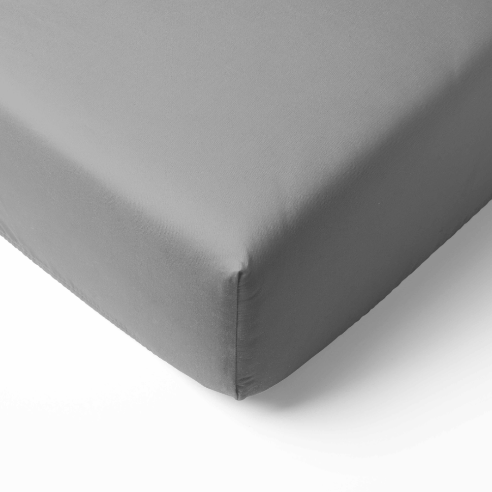Satin Spannbettlaken „Silver glow“. Spannbettlaken 90x200, 90x200 cm, 135/140x200 cm, 155/160x200 cm, 180x200 cm. Funkelndes silbernes bettlaken, perfekt für einen zeitgenössischen und stilvollen schlafzimmerlook.