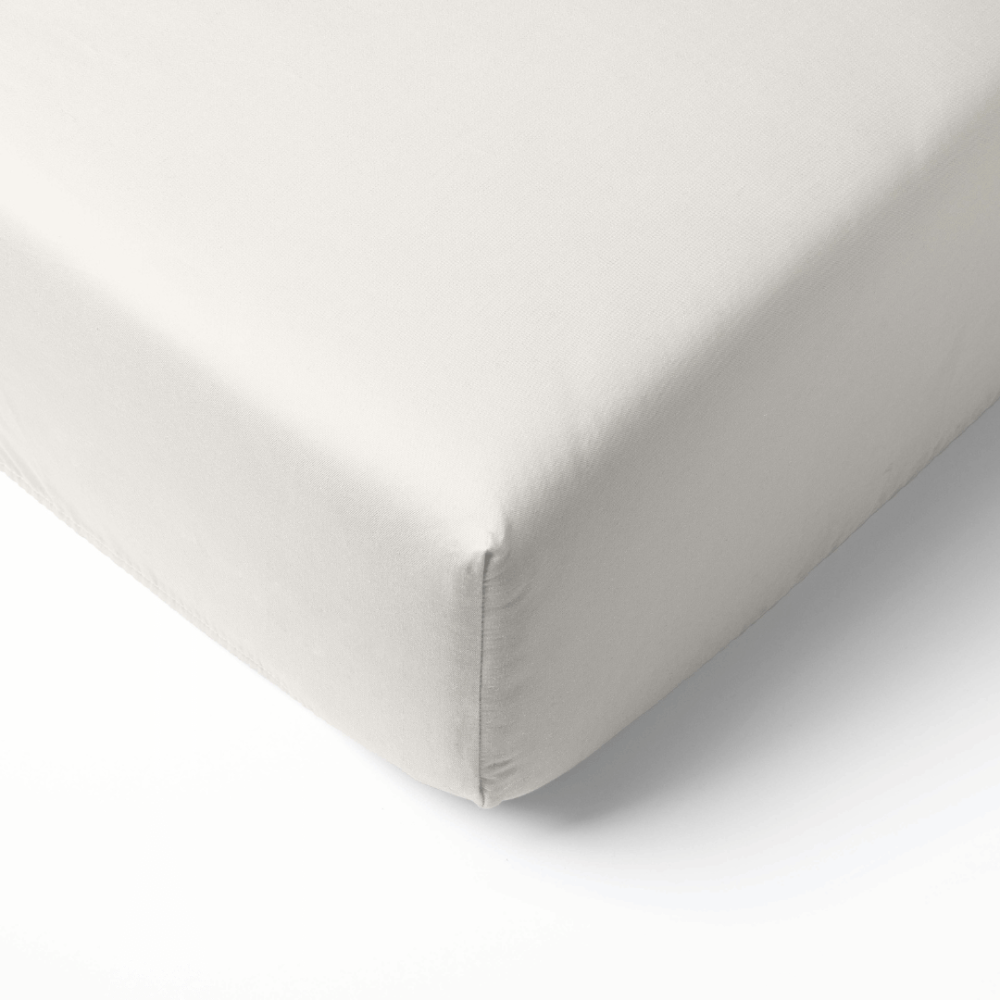 Satin Bettlaken „Snow White Sateen“, 150x220 cm, 200x220 cm, 220x240 cm. Musterloses leintuch ohne gummizug in einem elfenbeinton. Satin Bettlaken „Snow White Sateen“, 150x220 cm, 200x220 cm, 220x240 cm. Musterloses leintuch ohne gummizug in einem elfenbeinton.