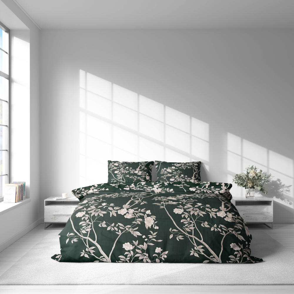 Premium satin bettwäsche set "Blooming Forest". Bettwäsche aus Satin, 135/140x200 cm, 200x200 cm, 200x220 cm. Dunkelgrünes bettwäscheset mit verschlungenen ästen und zarten blüten, die jedem schlafzimmer einen hauch von natur verleihen.