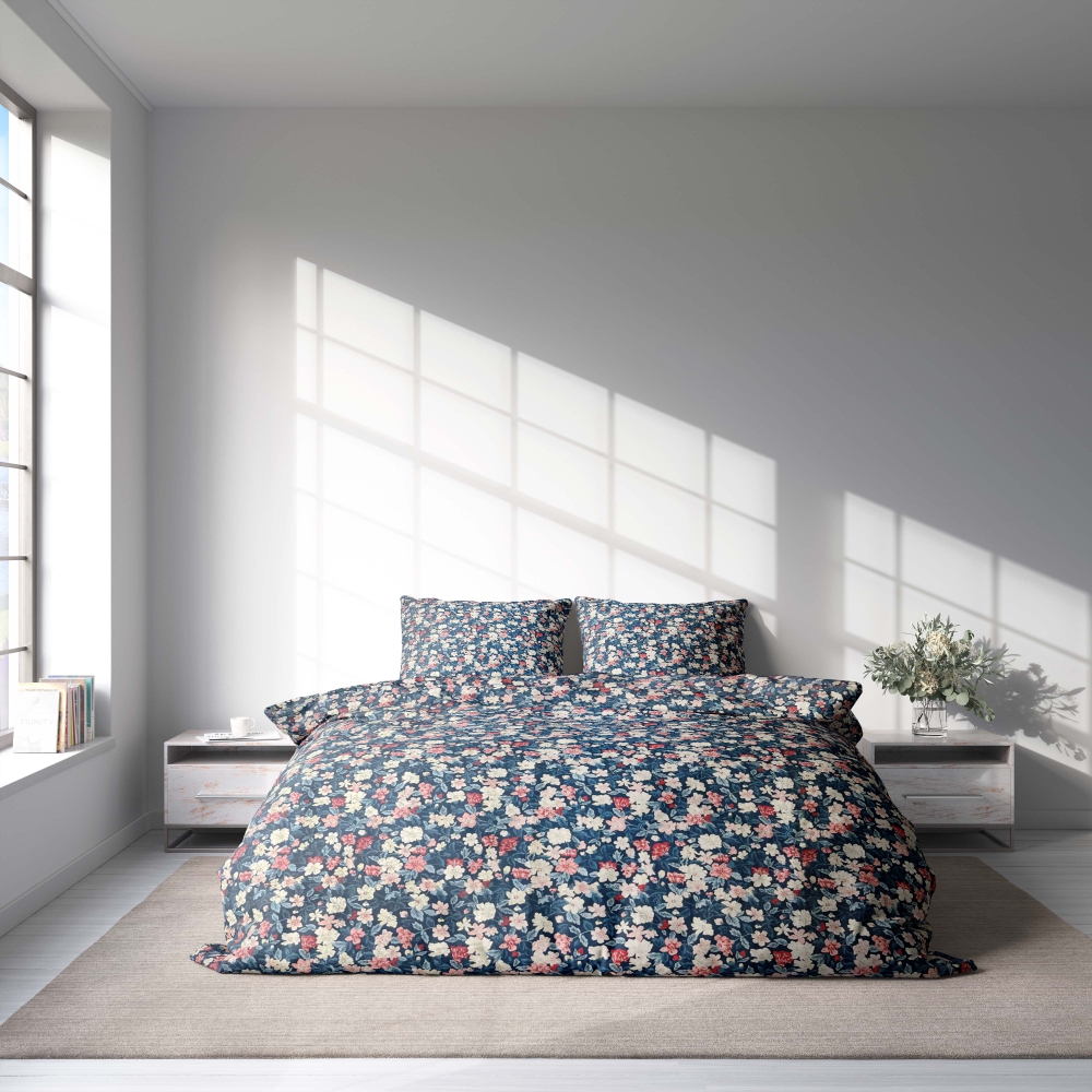 Satin bettwäsche set "Bouquet". Bettwäsche aus Satin, 135/140x200 cm, 200x200 cm, 200x220 cm. Gelassene dunkelblaue bettwäsche mit komplizierten blumenmotiven in hellblauen, rosa und roten farbtönen.