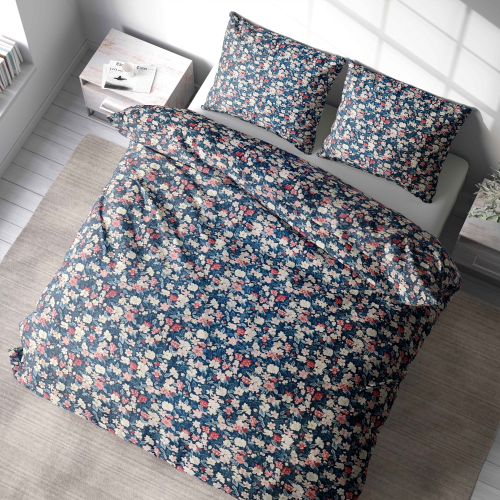 Satin bettwäsche set "Bouquet". Bettwäsche aus Satin, 135/140x200 cm, 200x200 cm, 200x220 cm. Stilvolle dunkelblaue bettwäsche mit zarten blumenmustern in hellblauen, rosa und roten farbtönen.