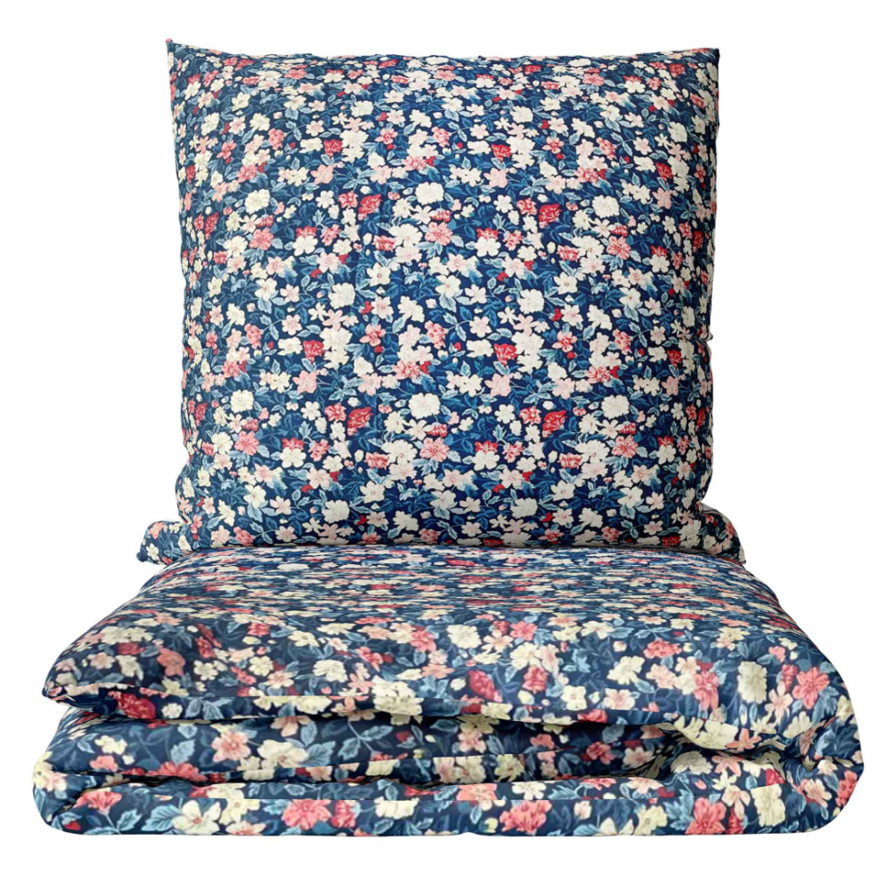 Satin bettwäsche set "Bouquet". Bettwäsche aus Satin, 135/140x200 cm, 200x200 cm, 200x220 cm. Dunkelblaue bettwäsche mit zartem blumenmuster, akzentuiert durch hellblaue, rosa und rote blüten.