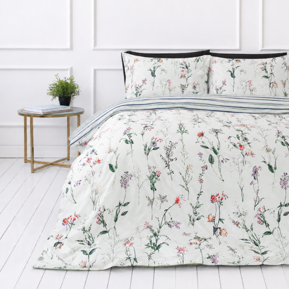 Satin bettwäsche set "Caroline". Bettwäsche 155x200, 135/140x200 cm, 150x200 cm, 155/160x200 cm, 180x200 cm, 200x200 cm, 200x220 cm. Pastellgrünes bettwäsche-set mit farbenfrohen kleinen blüten. Satin bettwäsche set "Caroline". Bettwäsche 155x200, 135/140x200 cm, 150x200 cm, 155/160x200 cm, 180x200 cm, 200x200 cm, 200x220 cm. Pastellgrünes bettwäsche-set mit farbenfrohen kleinen blüten.