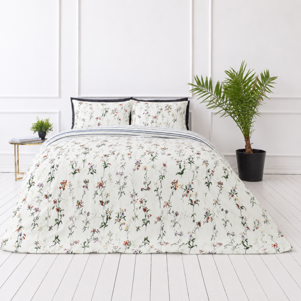 Satin bettwäsche set "Caroline". Bettwäsche 155x200, 135/140x200 cm, 150x200 cm, 155/160x200 cm, 180x200 cm, 200x200 cm, 200x220 cm. Dezentes hellgrünes bettwäsche-set mit farbenprächtigem blumenmuster. Satin bettwäsche set "Caroline". Bettwäsche 155x200, 135/140x200 cm, 150x200 cm, 155/160x200 cm, 180x200 cm, 200x200 cm, 200x220 cm. Dezentes hellgrünes bettwäsche-set mit farbenprächtigem blumenmuster.