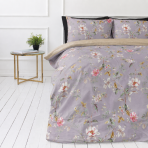 Satin bettwäsche set "Daphne". Bettwäsche 135x200, 135/140x200 cm, 200x200 cm, 200x220 cm. Grau-violettes bettwäsche-set aus baumwollsatin mit floralem muster Satin bettwäsche set "Daphne". Bettwäsche 135x200, 135/140x200 cm, 200x200 cm, 200x220 cm. Grau-violettes bettwäsche-set aus baumwollsatin mit floralem muster