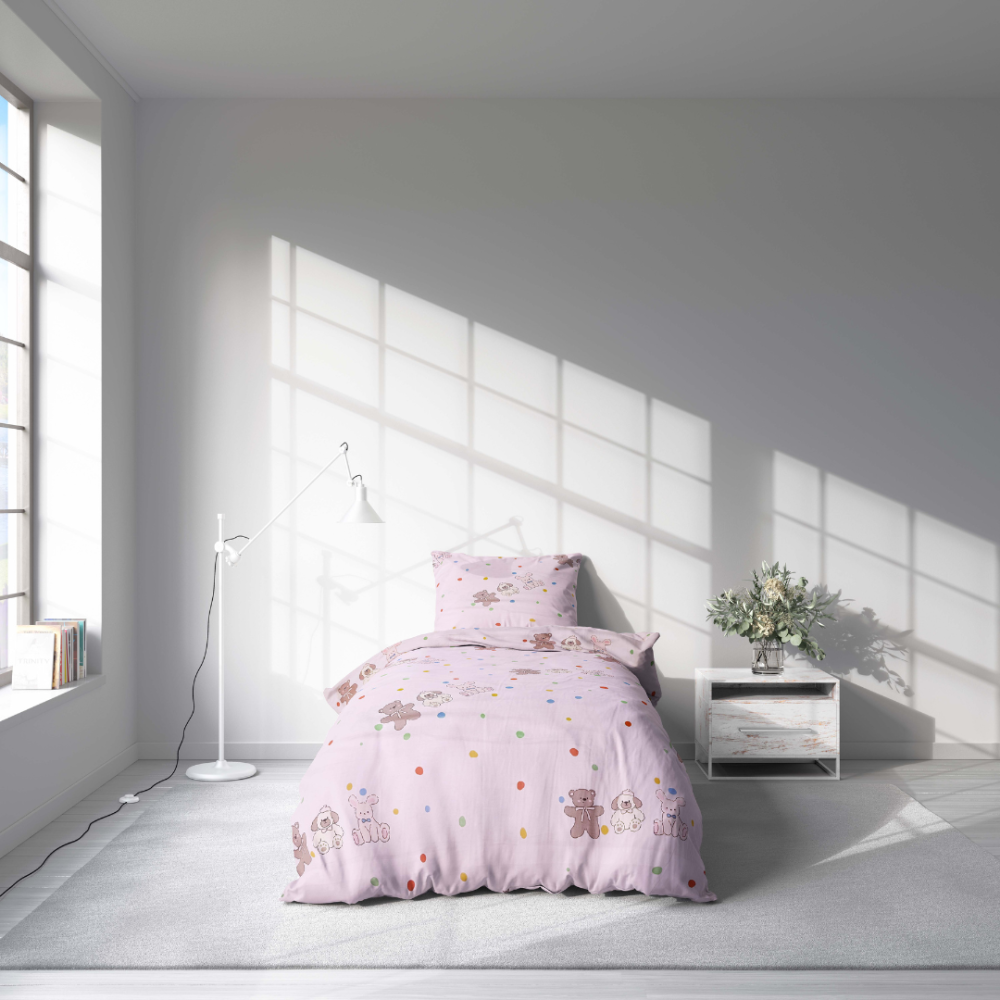 Premium satin bettwäsche set "Dreamy Dots". Bettwäsche aus Satin, 135/140x200 cm. Gemütliches rosa bettwäscheset mit verspielten bären, hasen und hunden, akzentuiert mit leuchtend gelben, grünen, blauen und roten punkten.