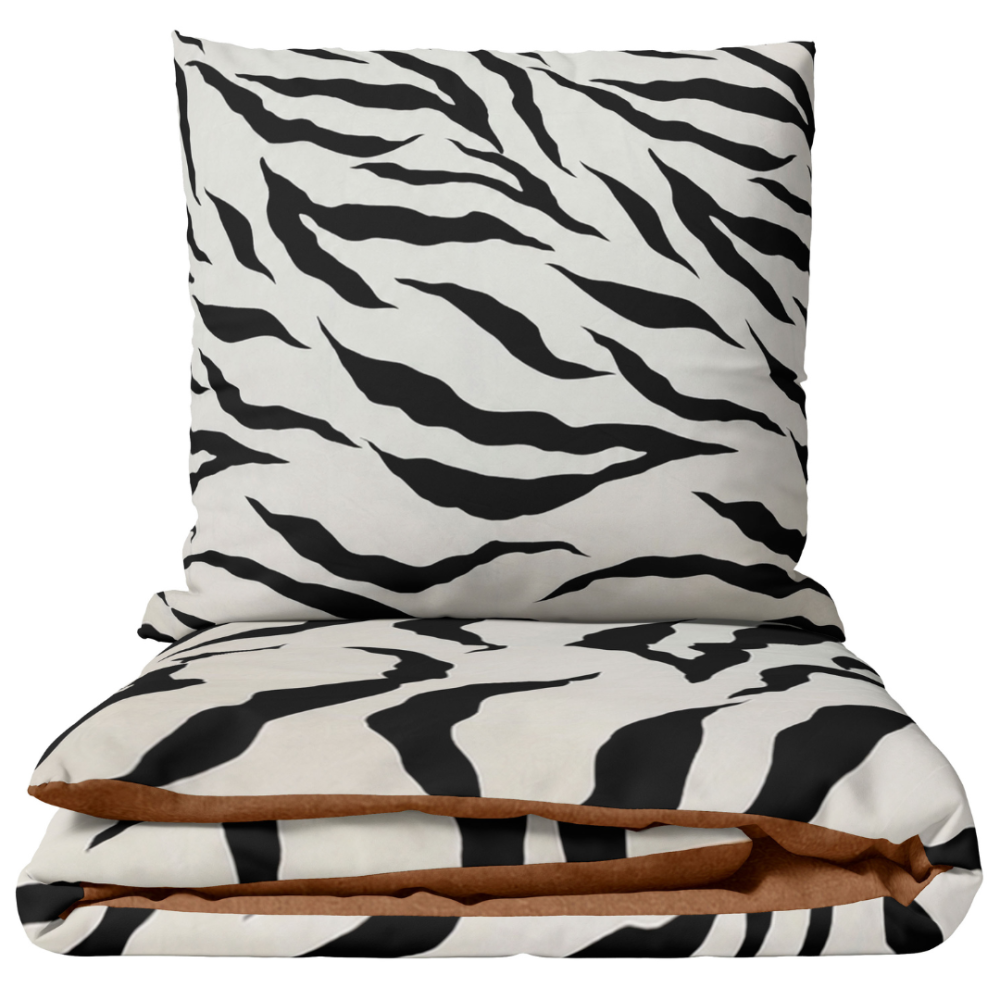 Satin bettwäsche set "Exotic Zebra". Bettwäsche 135x200, 135/140x200 cm, 200x200 cm, 200x220 cm. Weiße bettwäsche mit schwarzem zebra-muster und brauner innenseite als akzent Satin bettwäsche set "Exotic Zebra". Bettwäsche 135x200, 135/140x200 cm, 200x200 cm, 200x220 cm. Weiße bettwäsche mit schwarzem zebra-muster und brauner innenseite als akzent