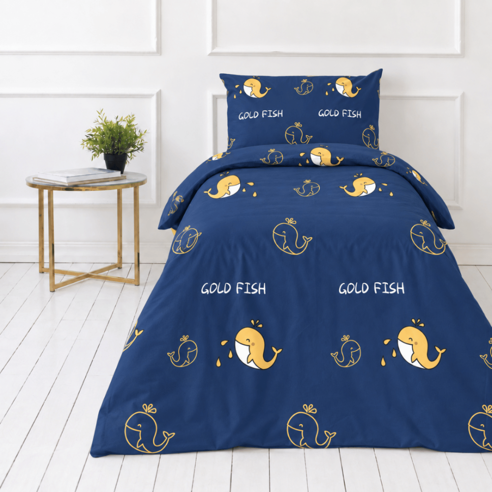 Premium satin bettwäsche set "Gold Fish". Bettwäsche 135x200, 135/140x200 cm. Sattes blau trifft auf verspielte gelbe und weiße walmotive.