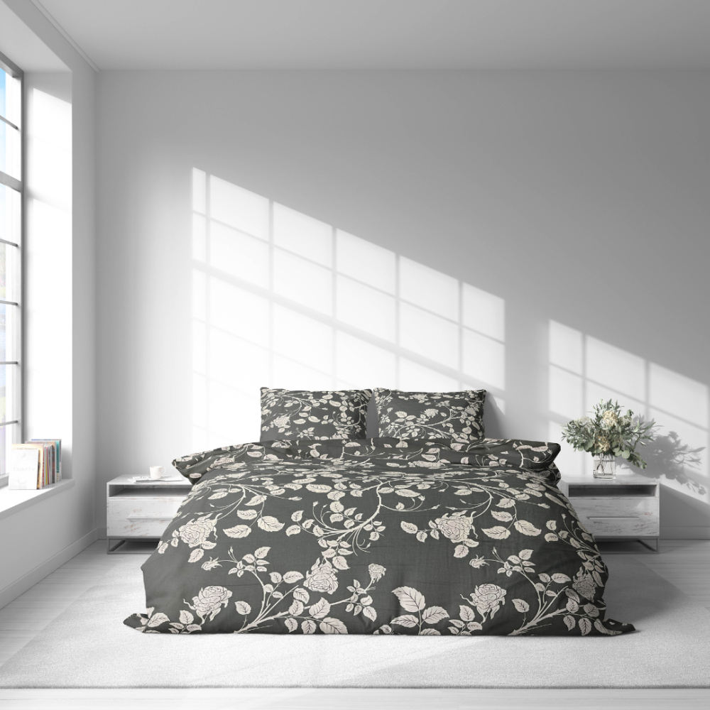 Premium satin bettwäsche set "Lunar Rose". Bettwäsche aus Satin, 135/140x200 cm, 200x200 cm, 200x220 cm. Bettwäscheset in beruhigendem grau mit detaillierten rosenzweigen und hellen blüten für einen subtilen, romantischen, floralen stil.