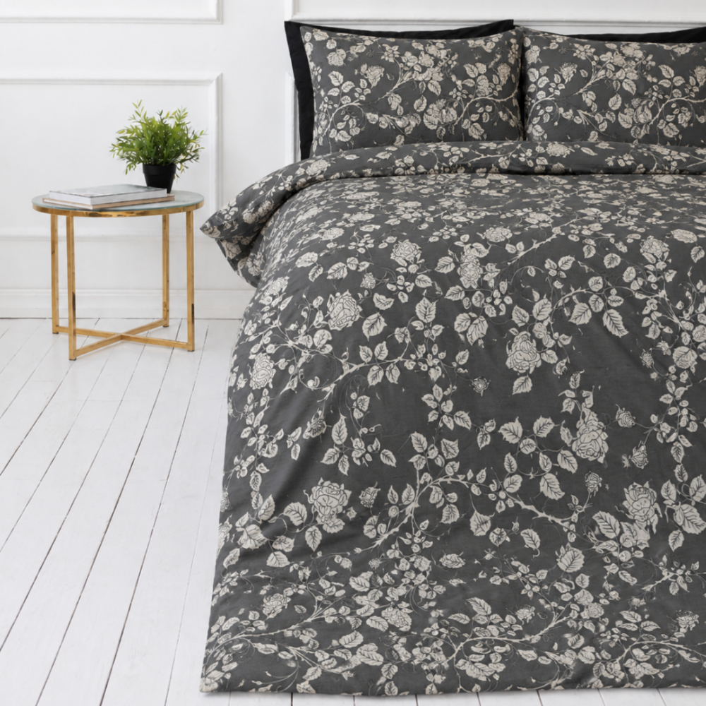 Premium satin bettwäsche set "Lunar Rose". Bettwäsche 135x200, 135/140x200 cm, 150x200 cm, 155/160x200 cm, 180x200 cm, 200x200 cm, 200x220 cm. Bettwäscheset in beruhigendem grau mit detaillierten rosenzweigen und hellen blüten für einen subtilen, romantischen, floralen stil.