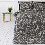 Premium satin bettwäsche set "Lunar Rose". Bettwäsche 135x200, 135/140x200 cm, 150x200 cm, 155/160x200 cm, 180x200 cm, 200x200 cm, 200x220 cm. Bettwäscheset in beruhigendem grau mit detaillierten rosenzweigen und hellen blüten für einen subtilen, romantischen, floralen stil.