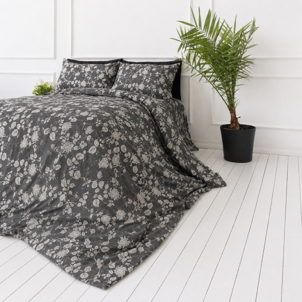 Premium satin bettwäsche set "Lunar Rose". Bettwäsche 135x200, 135/140x200 cm, 150x200 cm, 155/160x200 cm, 180x200 cm, 200x200 cm, 200x220 cm. Elegantes graues bettwäscheset mit zarten rosenzweigen und hellen blüten, die einen ruhigen, floral inspirierten look schaffen.
