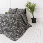 Premium satin bettwäsche set "Lunar Rose". Bettwäsche 135x200, 135/140x200 cm, 150x200 cm, 155/160x200 cm, 180x200 cm, 200x200 cm, 200x220 cm. Elegantes graues bettwäscheset mit zarten rosenzweigen und hellen blüten, die einen ruhigen, floral inspirierten look schaffen.