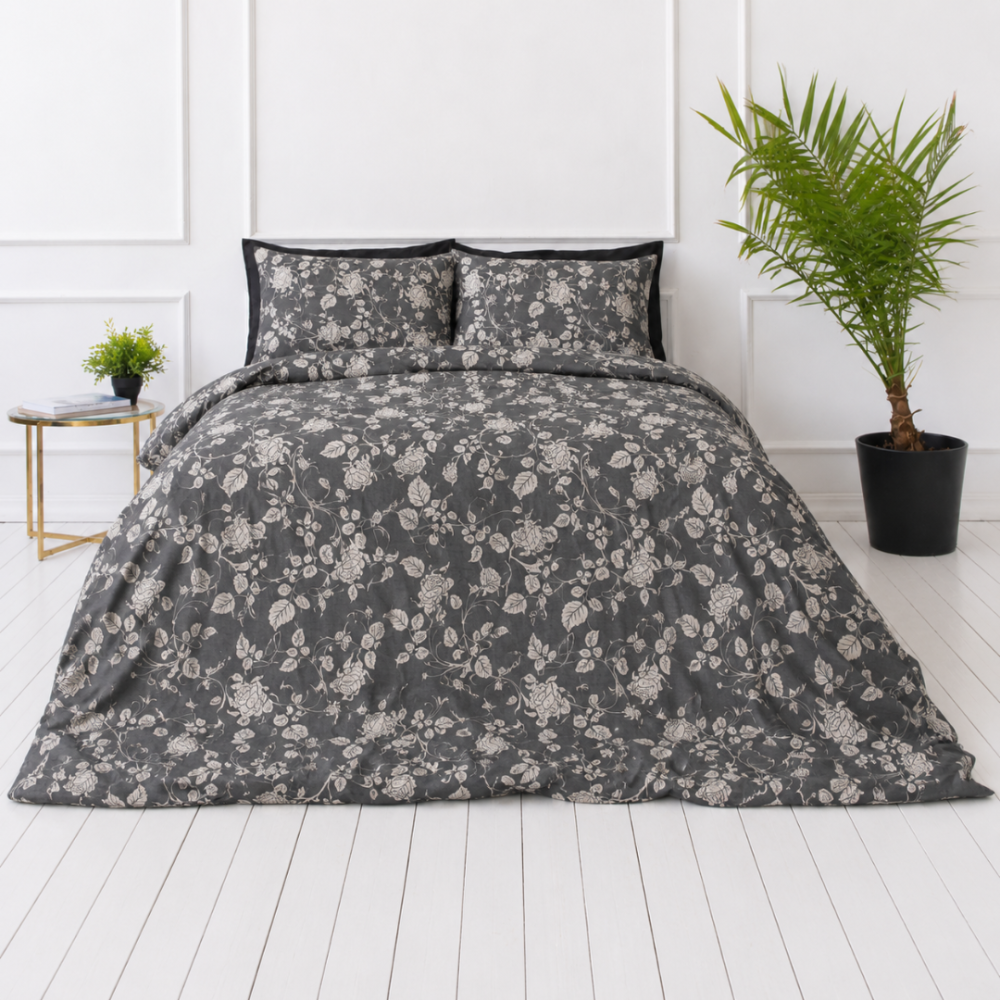 Premium satin bettwäsche set "Lunar Rose". Bettwäsche 135x200, 135/140x200 cm, 150x200 cm, 155/160x200 cm, 180x200 cm, 200x200 cm, 200x220 cm. Zartes graues bettwäscheset mit hellen rosenzweigen und -blüten, perfekt für ein sanftes, blumiges ambiente in jedem raum.