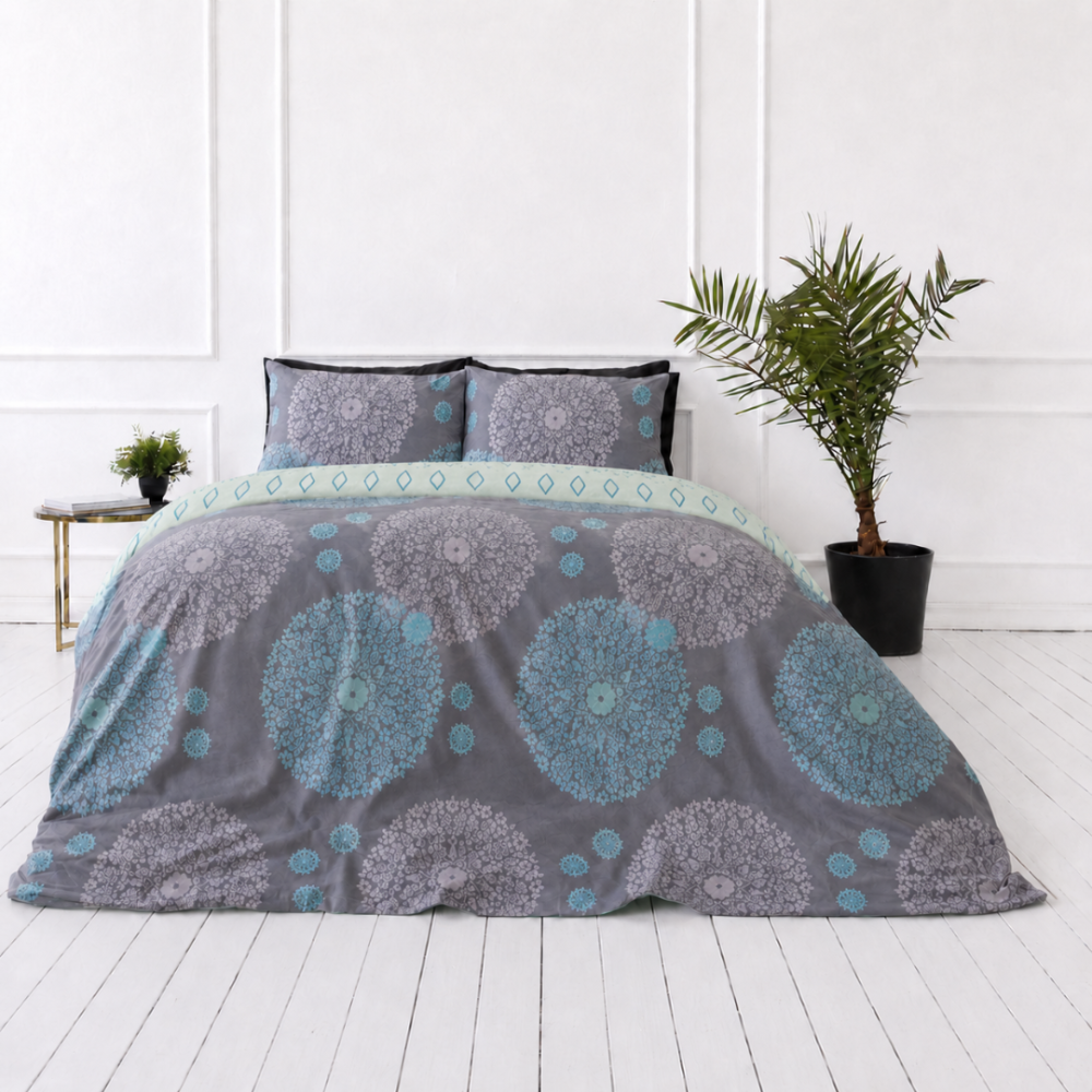 Satin bettwäsche set "Medallions". Graue Bettwäsche, 135/140x200 cm, 200x200 cm, 200x220 cm. Grau-blaue bettwäsche mit dekorativem, rundem blütendesign Satin bettwäsche set "Medallions". Graue Bettwäsche, 135/140x200 cm, 200x200 cm, 200x220 cm. Grau-blaue bettwäsche mit dekorativem, rundem blütendesign
