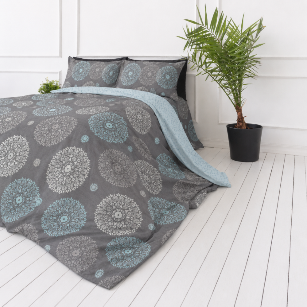 Satin bettwäsche set "Medallions". Graue Bettwäsche, 135/140x200 cm, 200x200 cm, 200x220 cm. Baumwollsatin-bettwäsche mit grauen und hellblauen ornamentdetails Satin bettwäsche set "Medallions". Graue Bettwäsche, 135/140x200 cm, 200x200 cm, 200x220 cm. Baumwollsatin-bettwäsche mit grauen und hellblauen ornamentdetails
