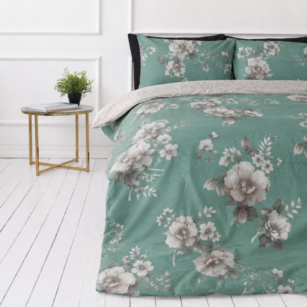 Satin bettwäsche set "Sage Whisper". Gemusterte Bettwäsche, 135/140x200 cm, 150x200 cm, 155/160x200 cm, 180x200 cm, 200x200 cm, 200x220 cm. Elegantes grünes bettwäscheset mit zarten grauen blumen und blättern für einen ruhigen schlafzimmer-look.