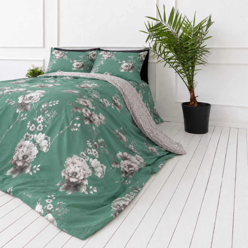 Satin bettwäsche set "Sage Whisper". Gemusterte Bettwäsche, 135/140x200 cm, 150x200 cm, 155/160x200 cm, 180x200 cm, 200x200 cm, 200x220 cm. Stilvolles grünes bettwäscheset mit filigranen grauen blumen- und blattmustern für einen raffinierten touch.