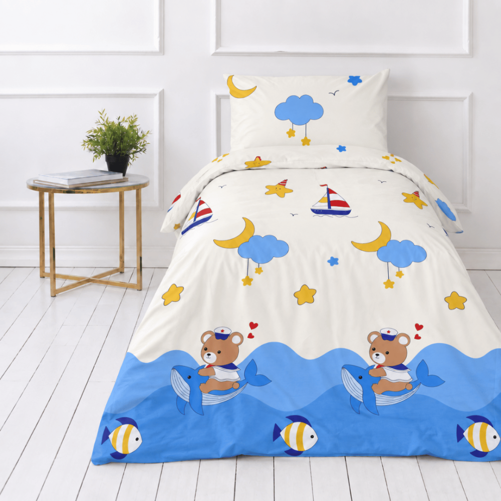 Premium satin bettwäsche set "Sailor“. Bettwäsche 135x200, 135/140x200 cm. Helles bettwäsche-design mit blauen booten, wolken und gelben details.