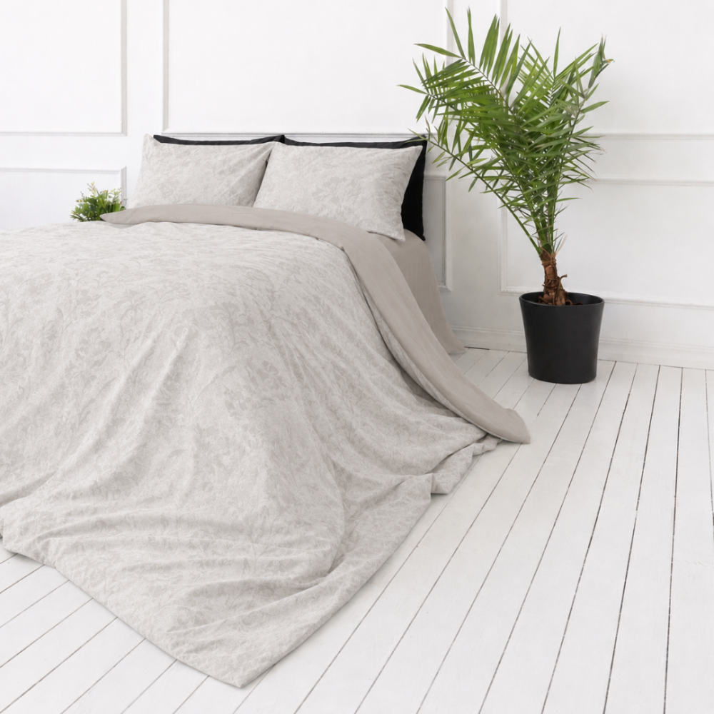Premium satin bettwäsche set "Sand Damask". Beige Bettwäsche, 135/140x200 cm, 200x200 cm, 200x220 cm. Stilvolles cremefarbenes baumwollsatin-bettzeug mit zartem pflanzendekor und kontrastierenden dunklen details. Premium satin bettwäsche set "Sand Damask". Beige Bettwäsche, 135/140x200 cm, 200x200 cm, 200x220 cm. Stilvolles cremefarbenes baumwollsatin-bettzeug mit zartem pflanzendekor und kontrastierenden dunklen details.