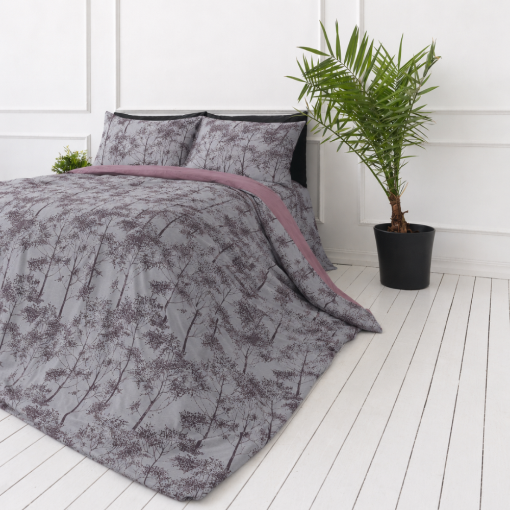 Premium satin bettwäsche set "Silent Grove". Bettwäsche 135x200, 135/140x200 cm, 200x200 cm, 200x220 cm. Elegantes bettwäsche-set mit baumdesign und rosafarbener innenseite. Premium satin bettwäsche set "Silent Grove". Bettwäsche 135x200, 135/140x200 cm, 200x200 cm, 200x220 cm. Elegantes bettwäsche-set mit baumdesign und rosafarbener innenseite.