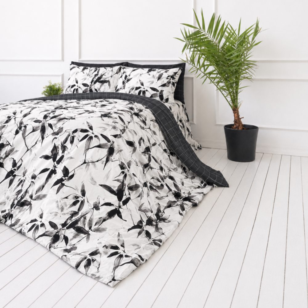 Premium satin bettwäsche set "Smoky Petals". Bettwäsche 155x200, 135/140x200 cm, 150x200 cm, 155/160x200 cm, 180x200 cm, 200x200 cm, 200x220 cm. Bettwäsche-set mit künstlerischem blättermotiv auf weißem hintergrund.