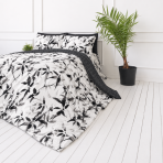 Premium satin bettwäsche set "Smoky Petals". Bettwäsche 155x200, 135/140x200 cm, 150x200 cm, 155/160x200 cm, 180x200 cm, 200x200 cm, 200x220 cm. Bettwäsche-set mit künstlerischem blättermotiv auf weißem hintergrund.