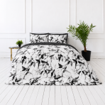 Premium satin bettwäsche set "Smoky Petals". Bettwäsche 155x200, 135/140x200 cm, 150x200 cm, 155/160x200 cm, 180x200 cm, 200x200 cm, 200x220 cm. Modernes bettwäsche-set mit grau-schwarzem pflanzenmuster.