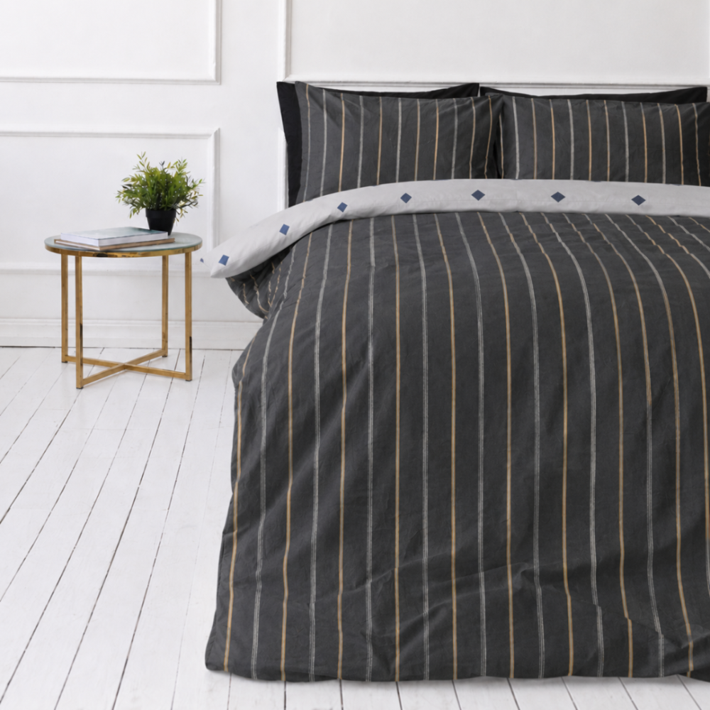 Satin bettwäsche set "Tones". Bettwäsche 155x200, 135/140x200 cm, 200x200 cm, 200x220 cm. Modernne tumehall voodipesu komplekt, millel on stiilsed vertikaalsed jooned halli, valge ja oranži värvipaletis. Satin bettwäsche set "Tones". Bettwäsche 155x200, 135/140x200 cm, 200x200 cm, 200x220 cm. Modernne tumehall voodipesu komplekt, millel on stiilsed vertikaalsed jooned halli, valge ja oranži värvipaletis.