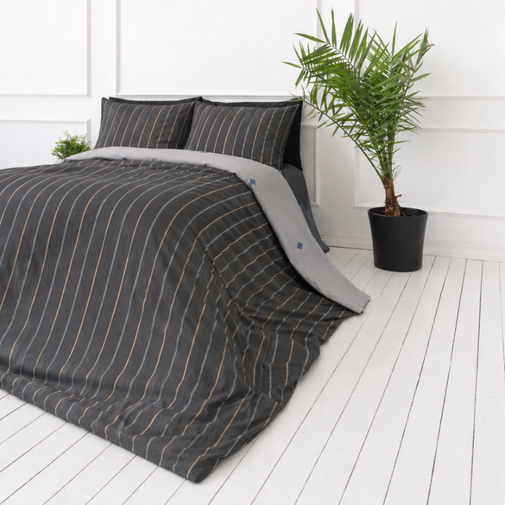 Satin bettwäsche set "Tones". Bettwäsche 155x200, 135/140x200 cm, 200x200 cm, 200x220 cm. Elegantne tumehall vertikaalsete joontega voodipesu, mis on rõhutatud halli, valge ja peene oranži tooniga Satin bettwäsche set "Tones". Bettwäsche 155x200, 135/140x200 cm, 200x200 cm, 200x220 cm. Elegantne tumehall vertikaalsete joontega voodipesu, mis on rõhutatud halli, valge ja peene oranži tooniga