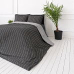 Satin bettwäsche set "Tones". Bettwäsche 155x200, 135/140x200 cm, 200x200 cm, 200x220 cm. Elegantne tumehall vertikaalsete joontega voodipesu, mis on rõhutatud halli, valge ja peene oranži tooniga Satin bettwäsche set "Tones". Bettwäsche 155x200, 135/140x200 cm, 200x200 cm, 200x220 cm. Elegantne tumehall vertikaalsete joontega voodipesu, mis on rõhutatud halli, valge ja peene oranži tooniga