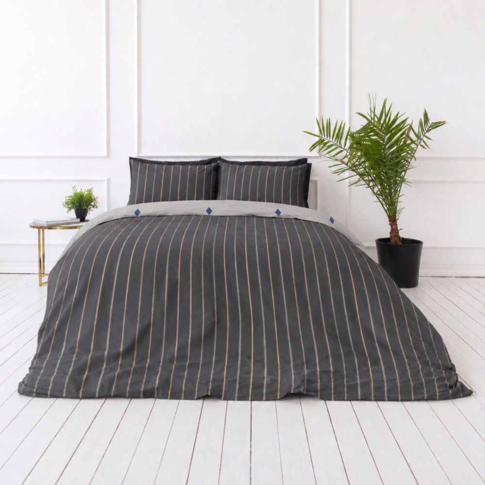 Satin bettwäsche set "Tones". Bettwäsche 155x200, 135/140x200 cm, 200x200 cm, 200x220 cm. Moderne bettwäsche in dunkelgrau mit schicken vertikalen linien in grau, weiß und einem hauch von orange Satin bettwäsche set "Tones". Bettwäsche 155x200, 135/140x200 cm, 200x200 cm, 200x220 cm. Moderne bettwäsche in dunkelgrau mit schicken vertikalen linien in grau, weiß und einem hauch von orange