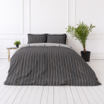 Satin bettwäsche set "Tones". Bettwäsche 155x200, 135/140x200 cm, 200x200 cm, 200x220 cm. Moderne bettwäsche in dunkelgrau mit schicken vertikalen linien in grau, weiß und einem hauch von orange Satin bettwäsche set "Tones". Bettwäsche 155x200, 135/140x200 cm, 200x200 cm, 200x220 cm. Moderne bettwäsche in dunkelgrau mit schicken vertikalen linien in grau, weiß und einem hauch von orange