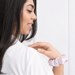 Seiden haargummi „Luxe Pink“. Schmuck. Helles rosé seiden haargummi in einfarbigem design