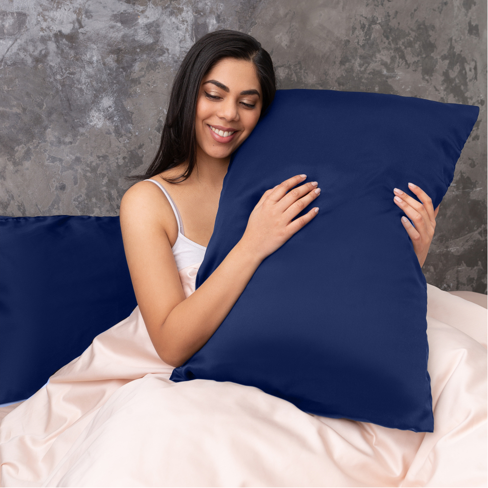 Der Seidenkissenbezug „Indigo“. Seidenkissenbezug. Luxuriöser dunkelblauer seidenkissenbezug mit weichem, geschmeidigem griff für erholsame, stilvolle nächte.