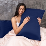 Der Seidenkissenbezug „Indigo“. Seidenkissenbezug. Luxuriöser dunkelblauer seidenkissenbezug mit weichem, geschmeidigem griff für erholsame, stilvolle nächte.