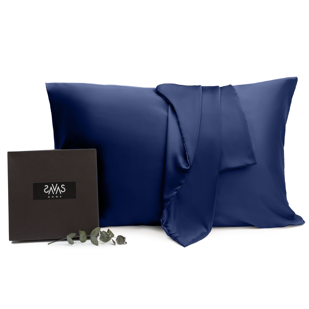 Der Seidenkissenbezug „Indigo“. Seidenkissenbezug. Dunkelblauer seiden-kissenbezug, glatt und elegant, für ein kühles und luxuriöses schlaferlebnis.