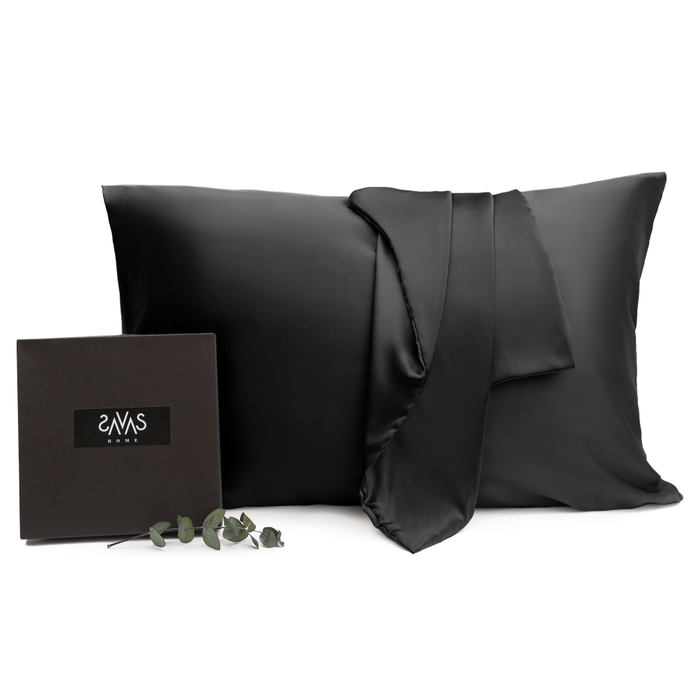 Der Seidenkissenbezug „Obsidian Silk“. Seidenkissenbezug. Schwarzer seidenkissenbezug mit elegantem glanz, der luxus und raffinesse verleiht.
