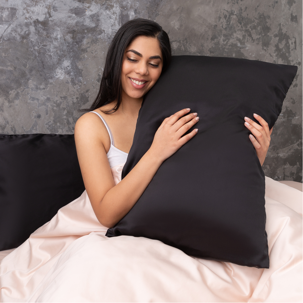 Der Seidenkissenbezug „Obsidian Silk“. Seidenkissenbezug. Hochwertiger schwarzer seidenkissenbezug, der außergewöhnlichen komfort und ein angenehmes hautgefühl bietet.
