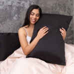 Der Seidenkissenbezug „Obsidian Silk“. Seidenkissenbezug. Hochwertiger schwarzer seidenkissenbezug, der außergewöhnlichen komfort und ein angenehmes hautgefühl bietet.