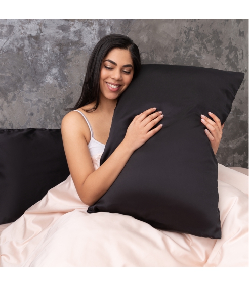 Der Seidenkissenbezug „Obsidian Silk“. Seidenkissenbezug